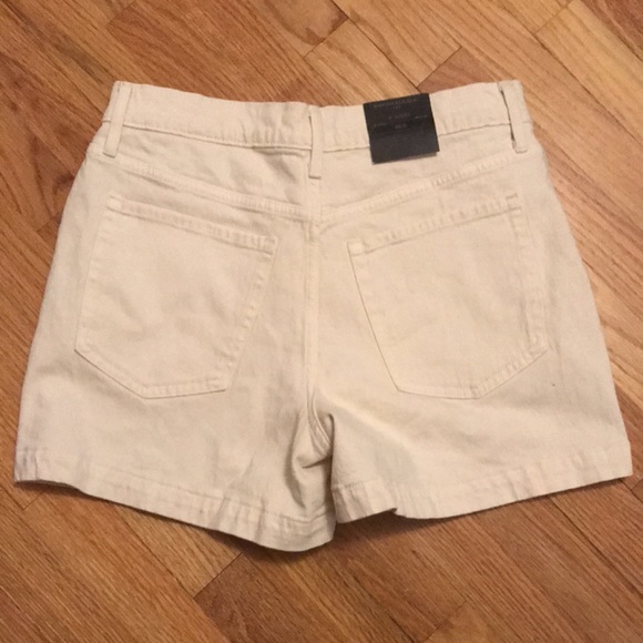 Cream Banana Republic button up 4” shorts - Picture 2 of 5